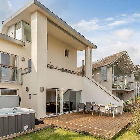 Cotswolds Lakehouse, With Hot Tub & Spa Access, Lower Mill Estate Somerford Keynes المظهر الخارجي الصورة