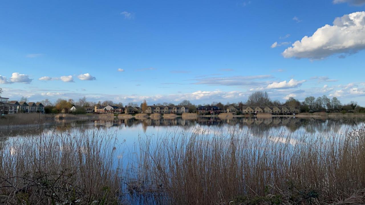 Cotswolds Lakehouse, With Hot Tub & Spa Access, Lower Mill Estate Somerford Keynes المظهر الخارجي الصورة