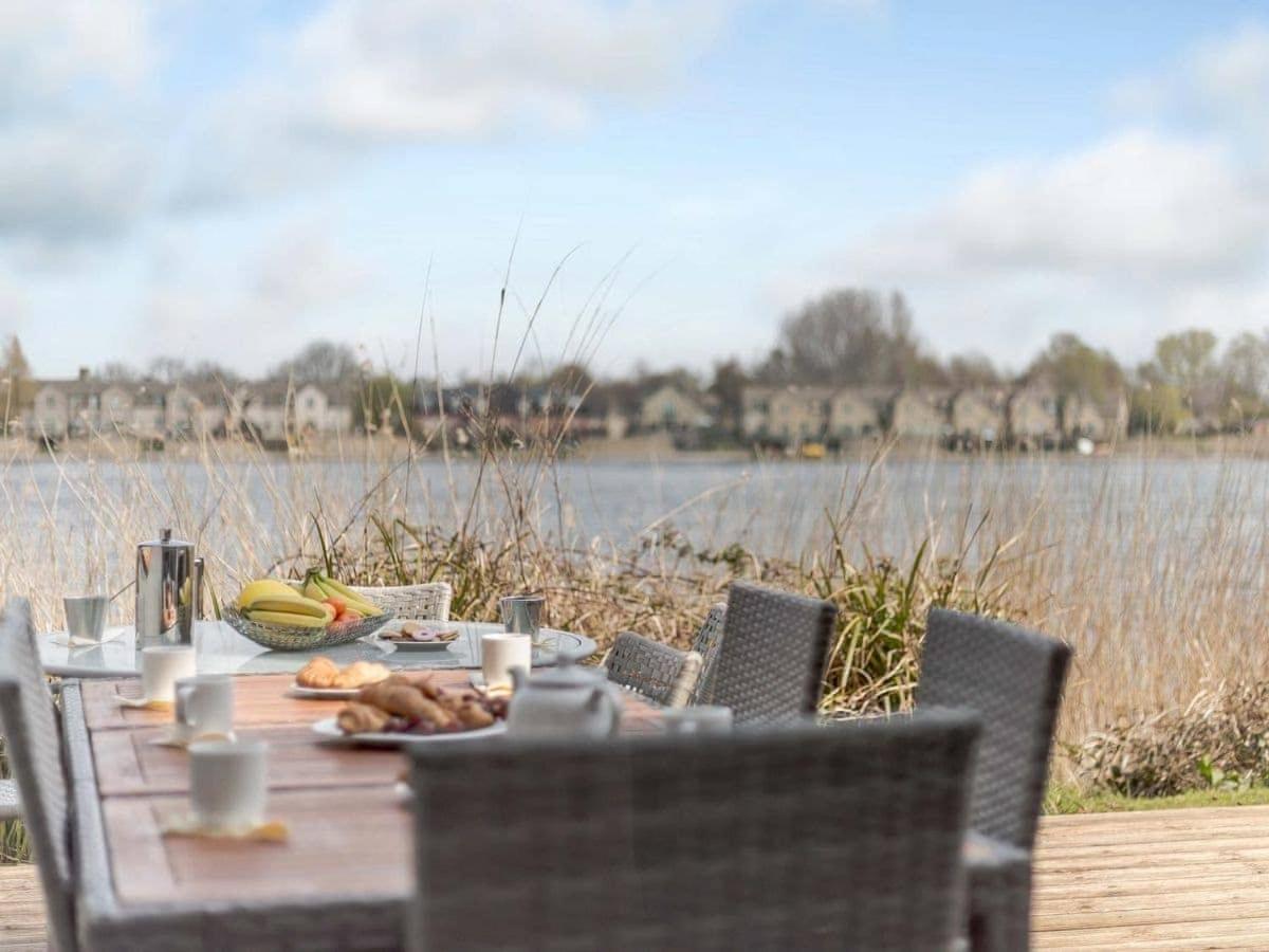 Cotswolds Lakehouse, With Hot Tub & Spa Access, Lower Mill Estate Somerford Keynes المظهر الخارجي الصورة