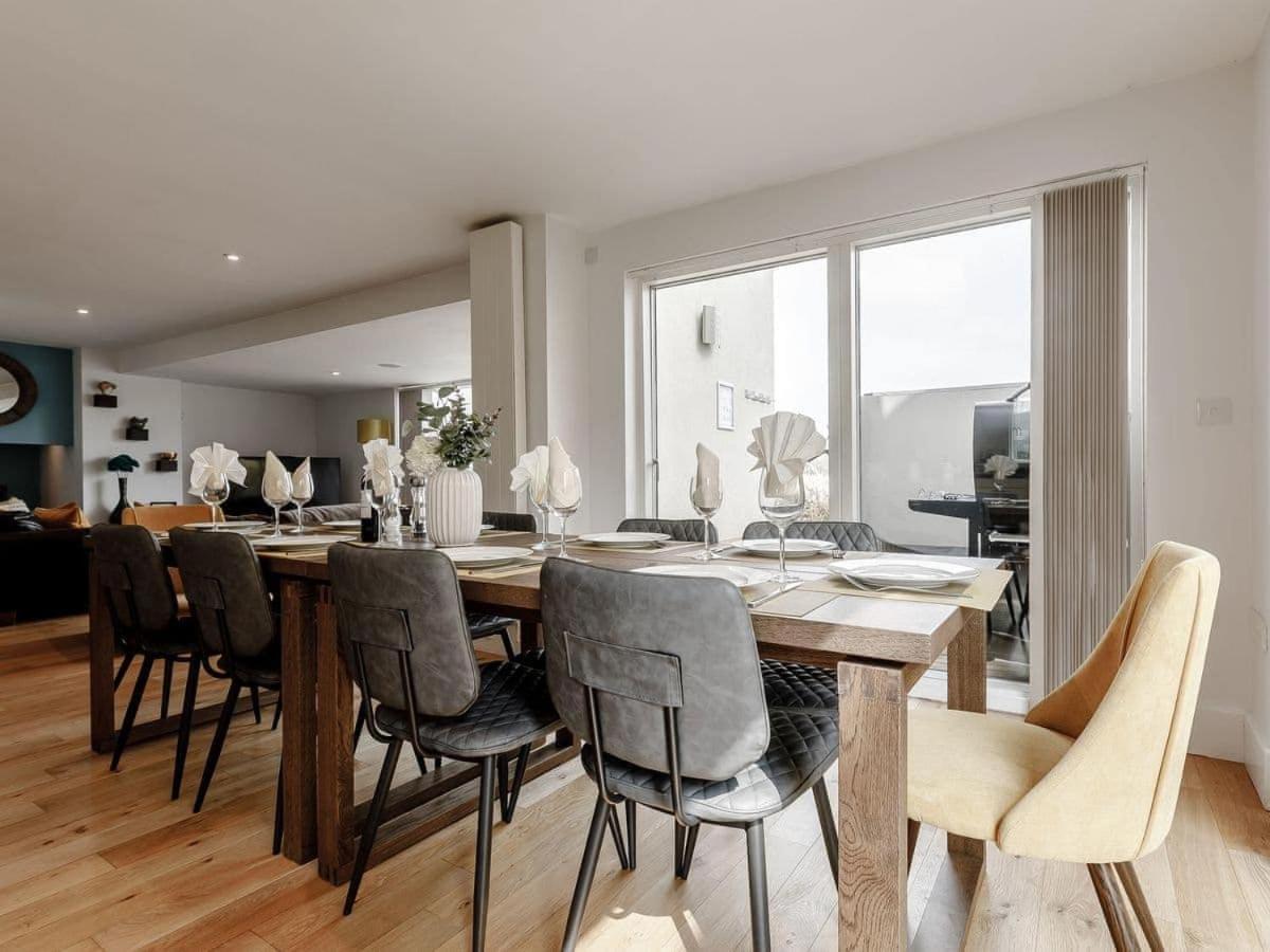 Cotswolds Lakehouse, With Hot Tub & Spa Access, Lower Mill Estate Somerford Keynes المظهر الخارجي الصورة