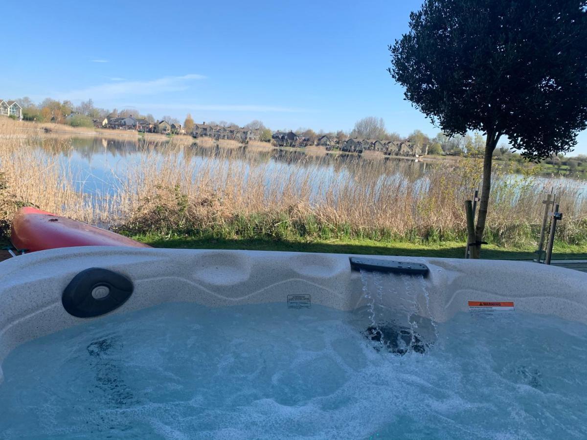 Cotswolds Lakehouse, With Hot Tub & Spa Access, Lower Mill Estate Somerford Keynes المظهر الخارجي الصورة