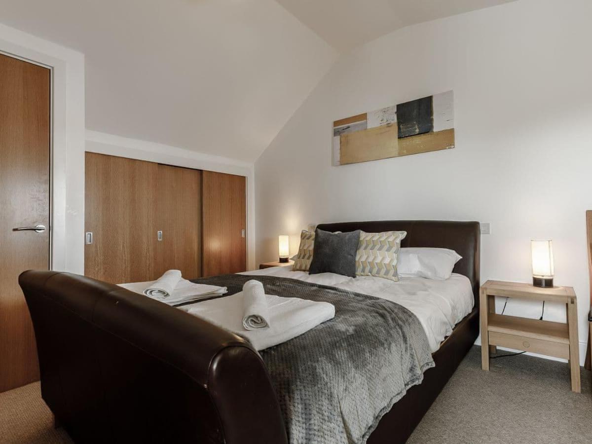 Cotswolds Lakehouse, With Hot Tub & Spa Access, Lower Mill Estate Somerford Keynes المظهر الخارجي الصورة