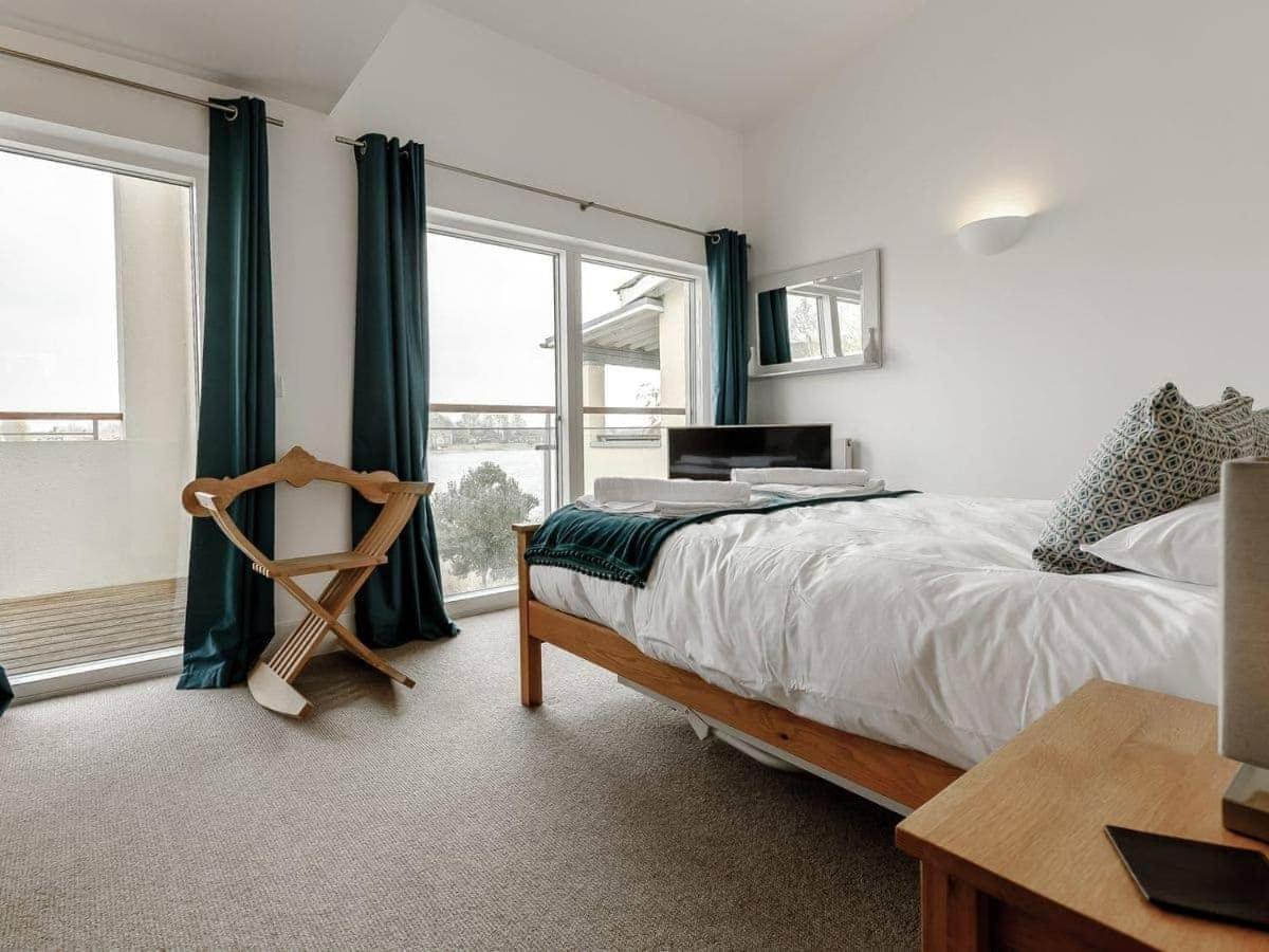 Cotswolds Lakehouse, With Hot Tub & Spa Access, Lower Mill Estate Somerford Keynes المظهر الخارجي الصورة
