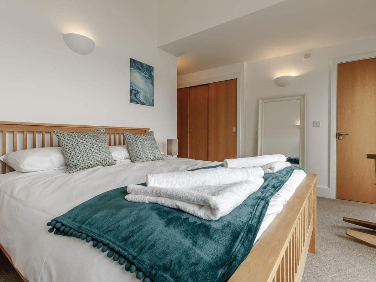 Cotswolds Lakehouse, With Hot Tub & Spa Access, Lower Mill Estate Somerford Keynes المظهر الخارجي الصورة